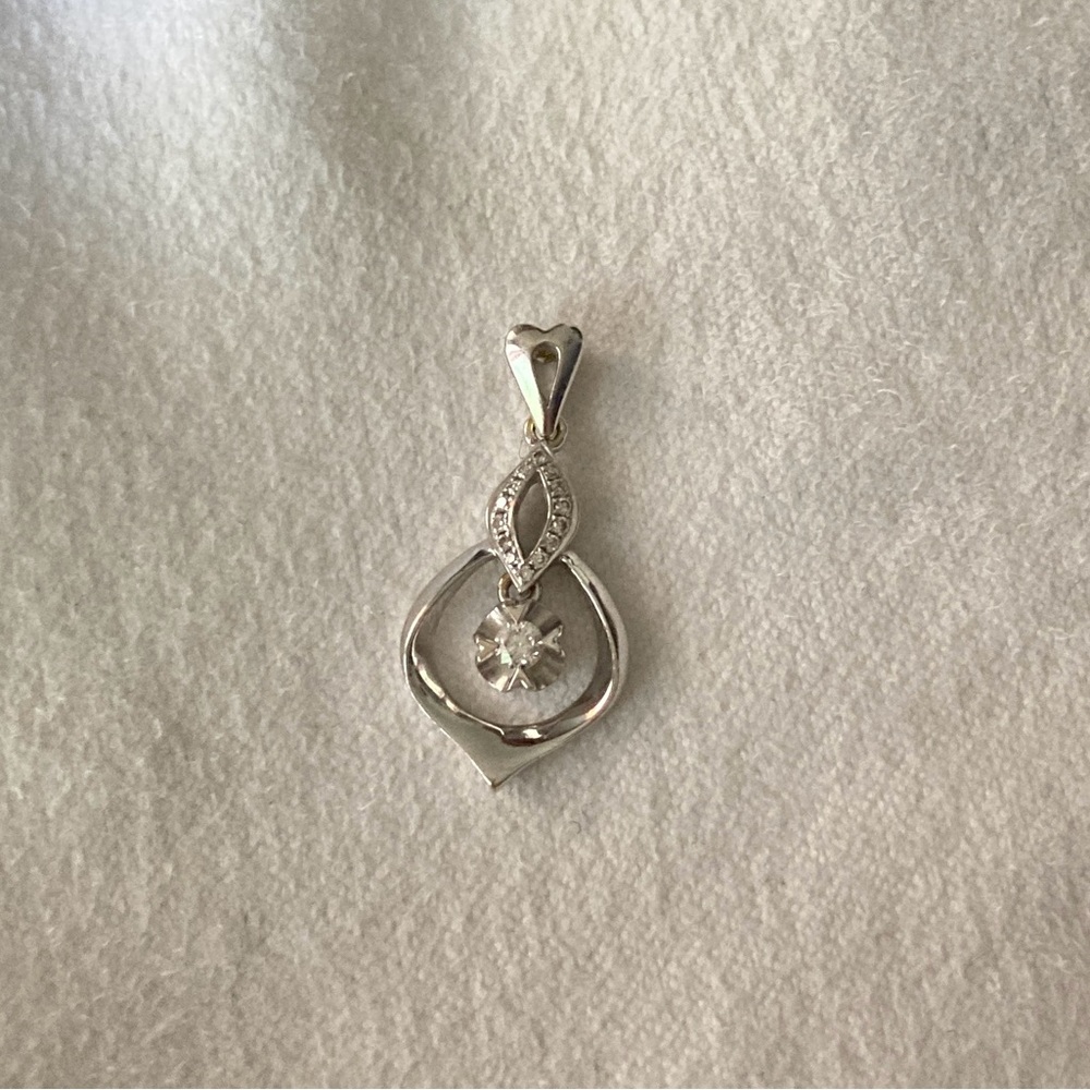 18K White Gold Pendant with Natural Diamonds